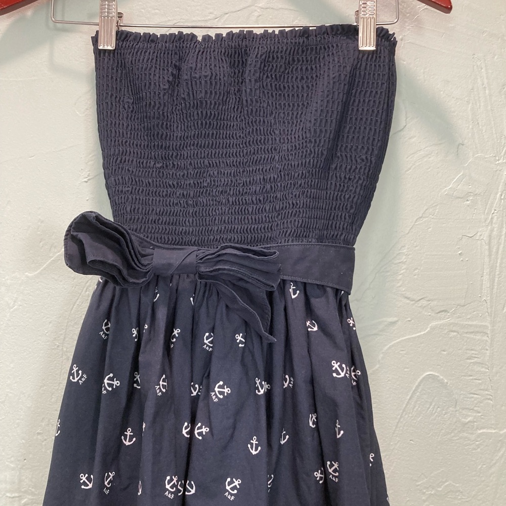 Abercrombie & Fitch
Anchors away
Large-Navy Blue (Juniors)